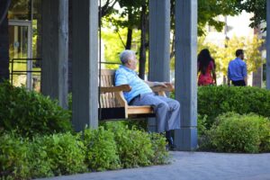 口臭が気になる中年男性必見！においを消す方法は？